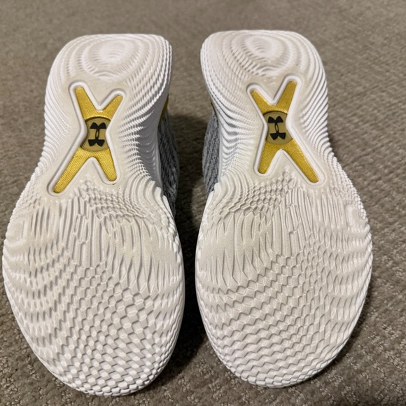 Curry Basketball Shoes - Picture 3 of 3